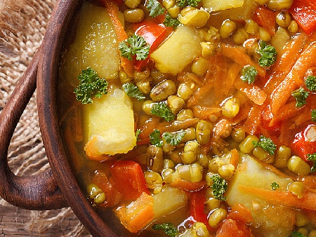 Супа от боб мунг със зеленчуци - тиквички, кейл, целина - снимка на рецептата